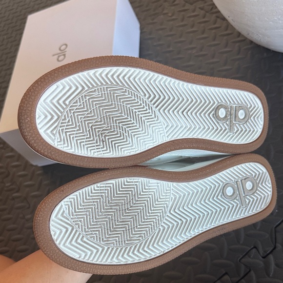ALO Yoga White recovery mode Sneakers - Picture 8 of 9